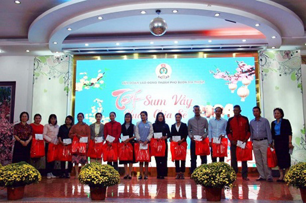 Liên đoàn Lao động Thành phố Buôn Ma Thuột tổ chức chương trình  "Tết sum vầy-Xuân chia sẻ" năm 2024